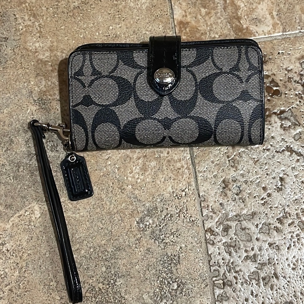 Coach wristlet wallet